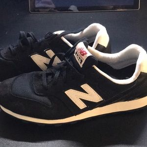 New Balance Classic Black & White Sneaker